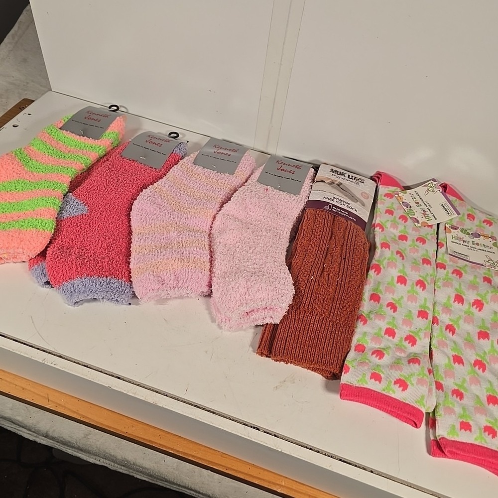 KENNETH JONES Women's Crew Socks‎ Soft Fuzzy Slipper Style Size 9-11 4 Pair + 3